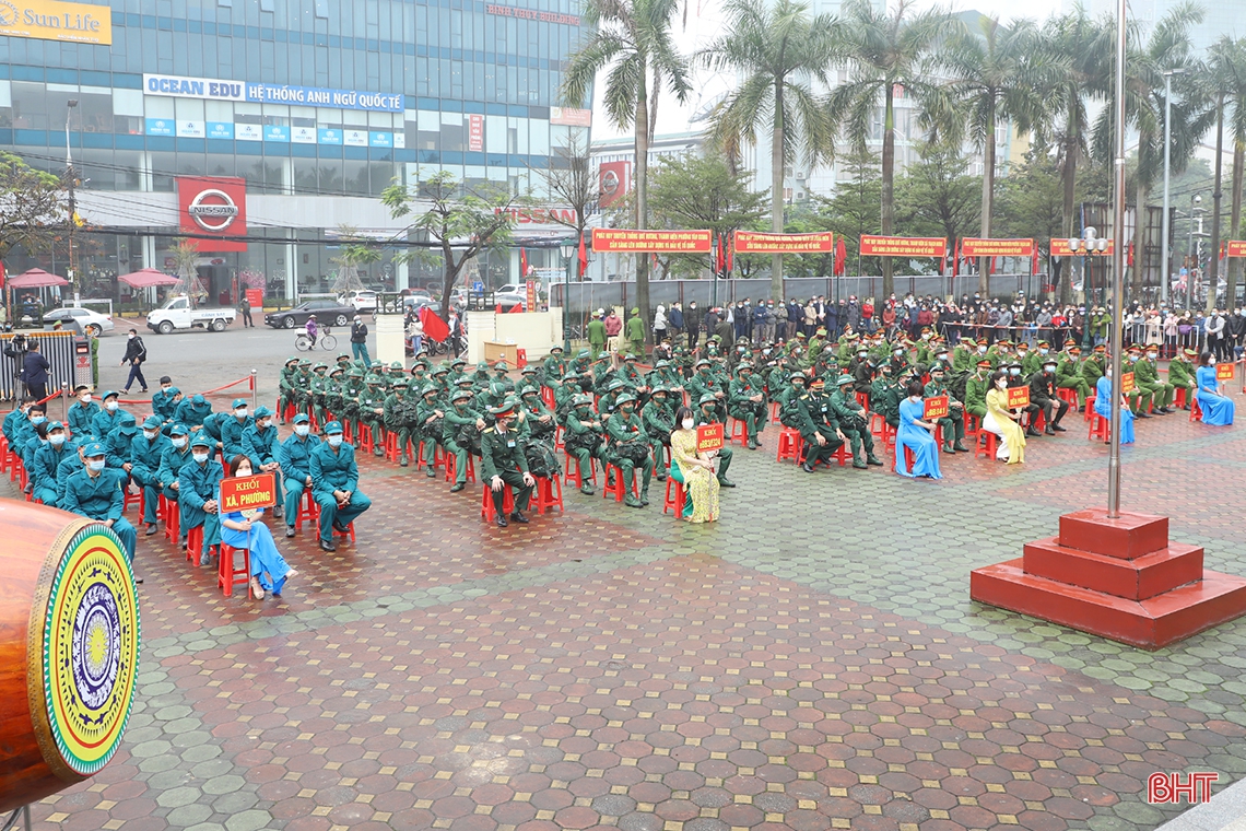 Chủ tịch UBND tỉnh Võ Trọng Hải tiễn thanh niên TP Hà Tĩnh lên đường nhập ngũ