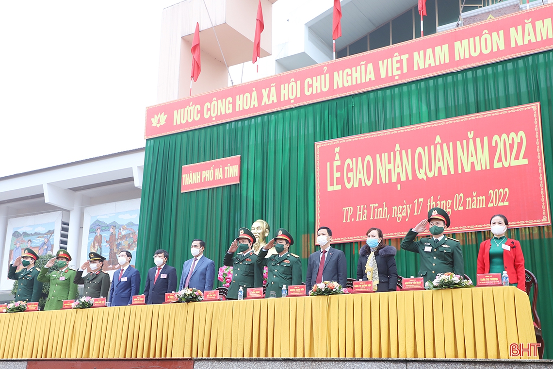Chủ tịch UBND tỉnh Võ Trọng Hải tiễn thanh niên TP Hà Tĩnh lên đường nhập ngũ