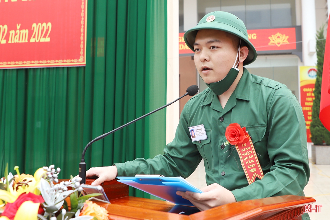 Chủ tịch UBND tỉnh Võ Trọng Hải tiễn thanh niên TP Hà Tĩnh lên đường nhập ngũ