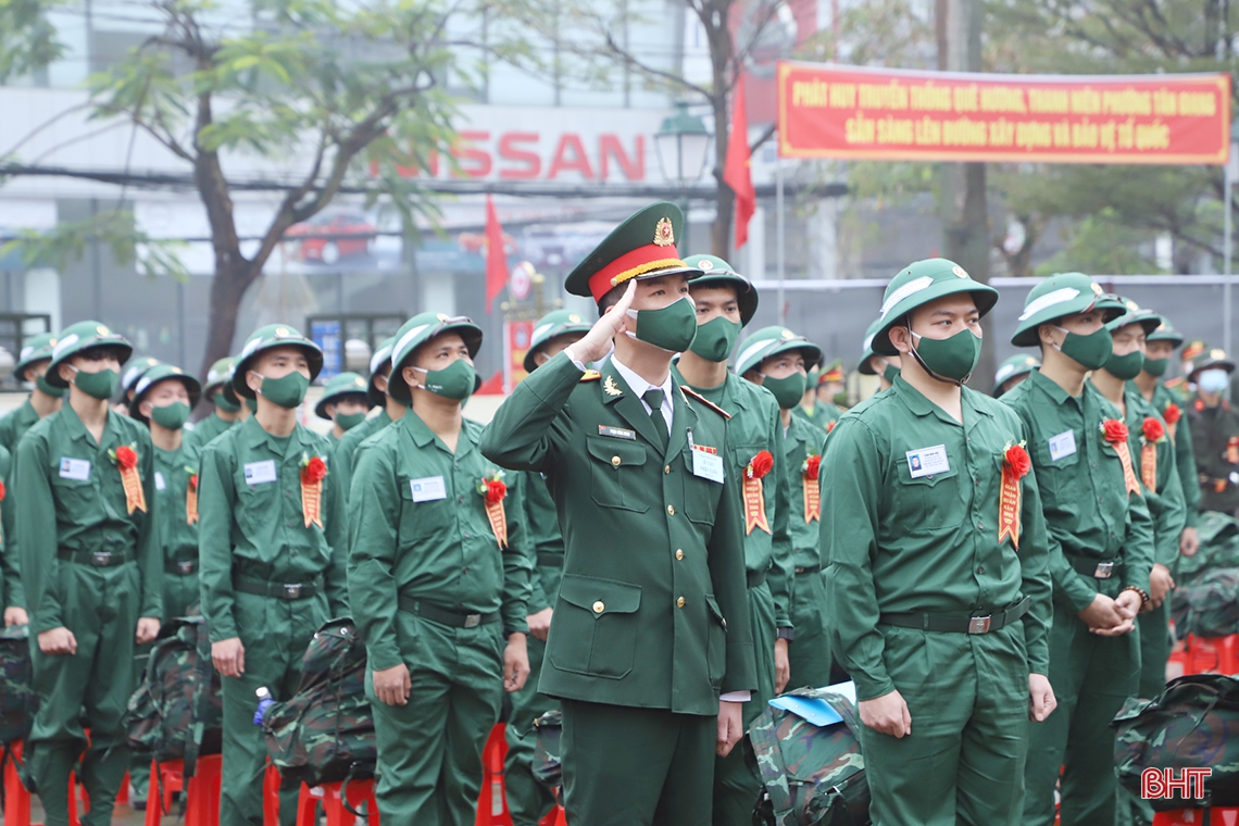 Chủ tịch UBND tỉnh Võ Trọng Hải tiễn thanh niên TP Hà Tĩnh lên đường nhập ngũ
