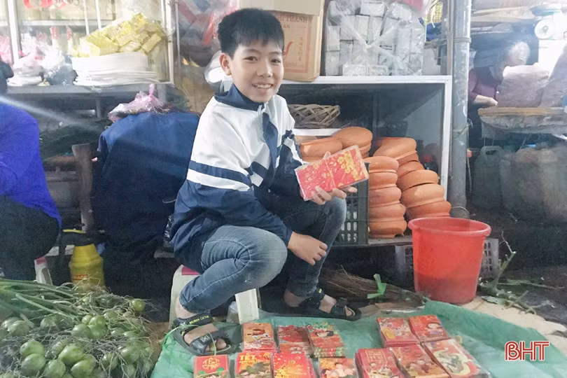 Những “tiểu thương” nhí trong phiên chợ ngày tết ở Hà Tĩnh