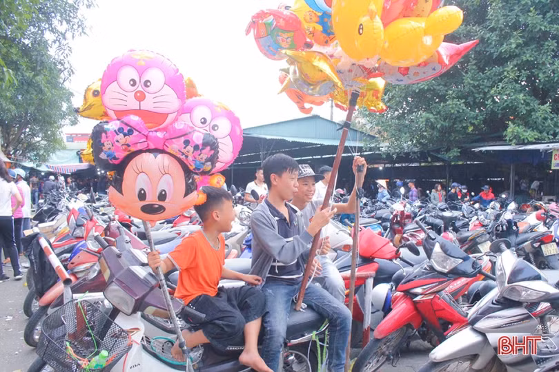 Những “tiểu thương” nhí trong phiên chợ ngày tết ở Hà Tĩnh