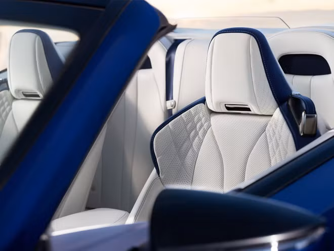 Chiếc mui trần Lexus LC500 2021 đầu tiên trên thế giới có giá 2 triệu USD