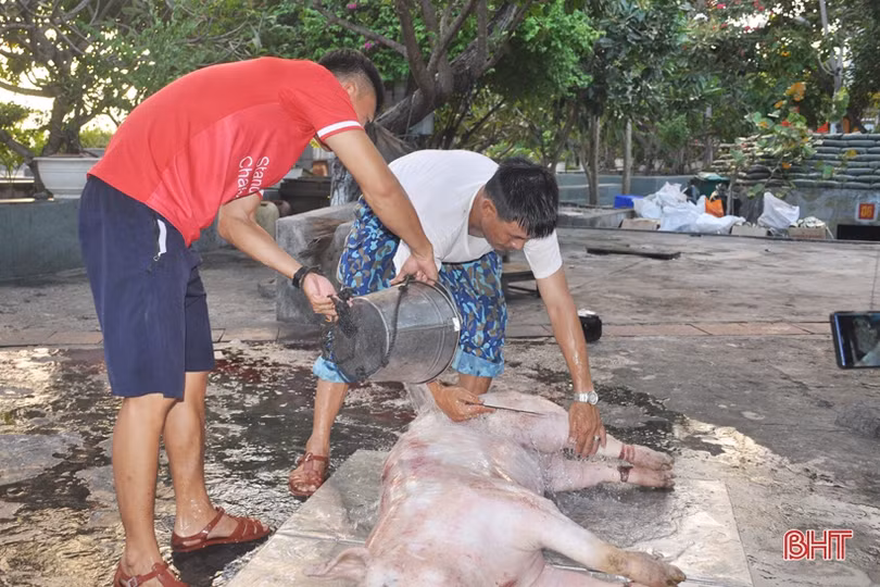 Quân dân Trường Sa mổ lợn, gói bánh chưng đón Tết Canh Tý 2020
