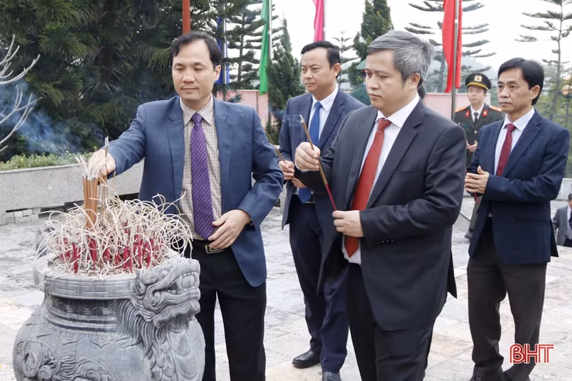 Lãnh đạo tỉnh Hà Tĩnh dâng hương tưởng niệm Bác Hồ và các anh hùng, liệt sỹ