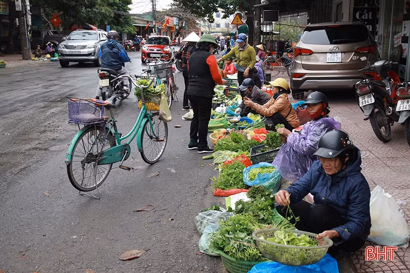 Phố, chợ Hà Tĩnh lại nhộn nhịp mua bán từ ngày mùng 2 Tết