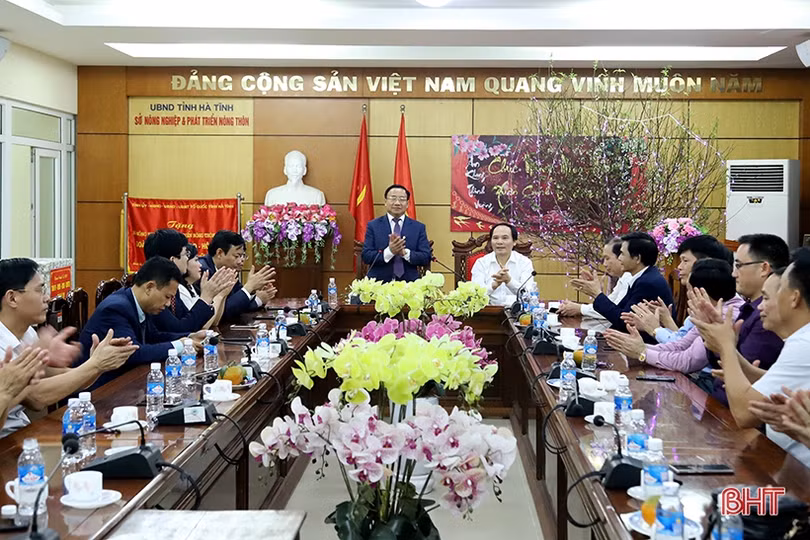 Lãnh đạo Hà Tĩnh chúc tết các đơn vị trong đêm giao thừa Canh Tý 2020