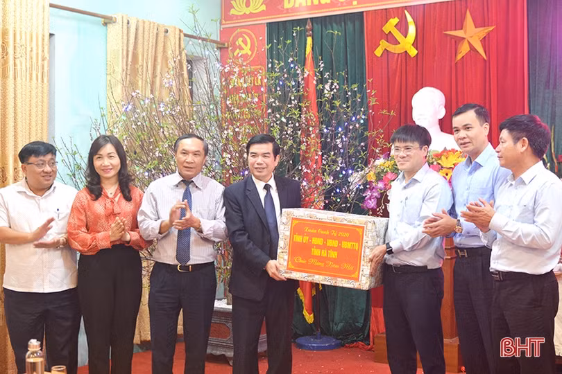 Lãnh đạo Hà Tĩnh chúc tết các đơn vị trong đêm giao thừa Canh Tý 2020
