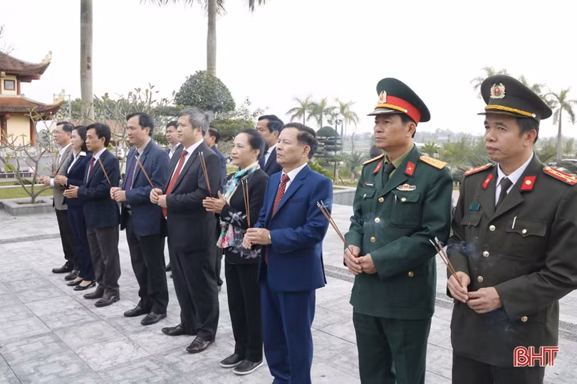 Lãnh đạo tỉnh Hà Tĩnh dâng hương tưởng niệm Bác Hồ và các anh hùng, liệt sỹ
