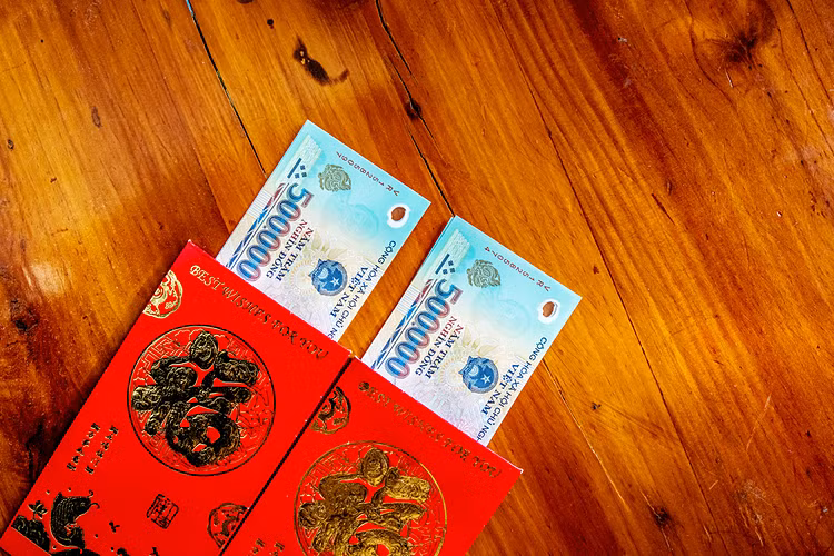 Người lớn làm hư trẻ bằng lì xì