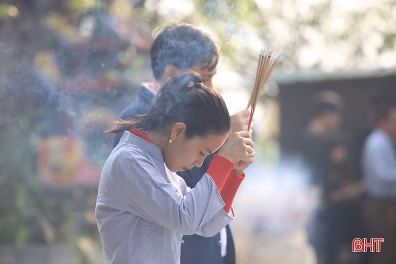 Người dân Hà Tĩnh náo nức đi lễ chùa, hái lộc đầu xuân