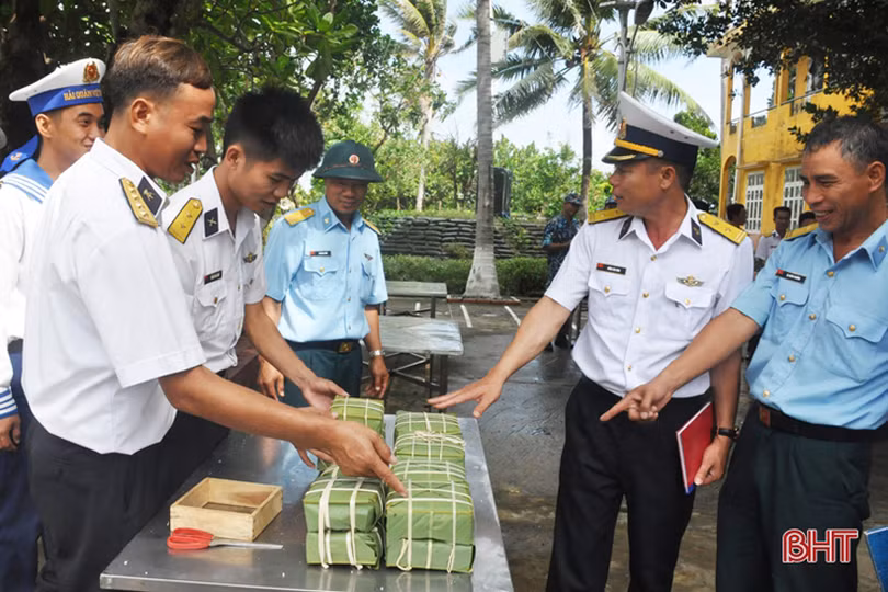 Quân dân Trường Sa mổ lợn, gói bánh chưng đón Tết Canh Tý 2020