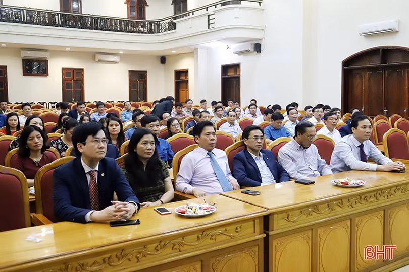 Lãnh đạo Hà Tĩnh chúc tết các đơn vị trong đêm giao thừa Canh Tý 2020