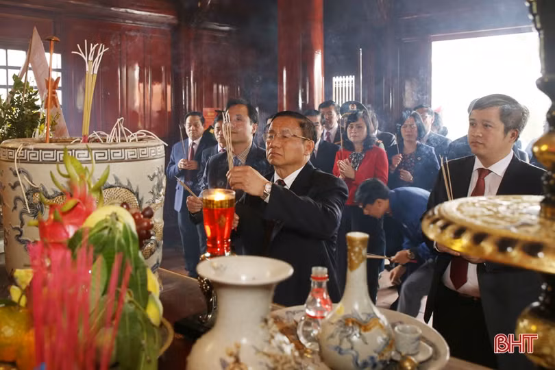 Lãnh đạo tỉnh Hà Tĩnh dâng hương tưởng niệm Bác Hồ và các anh hùng, liệt sỹ