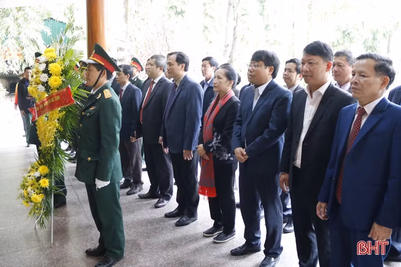 Lãnh đạo tỉnh Hà Tĩnh dâng hương tưởng niệm Bác Hồ và các anh hùng, liệt sỹ