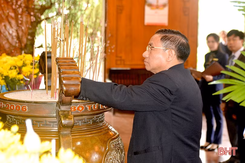 Lãnh đạo tỉnh Hà Tĩnh dâng hương Chủ tịch Hồ Chí Minh tại Khu di tích Kim Liên