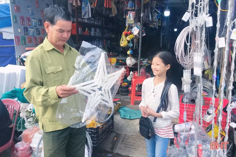 Những “tiểu thương” nhí trong phiên chợ ngày tết ở Hà Tĩnh