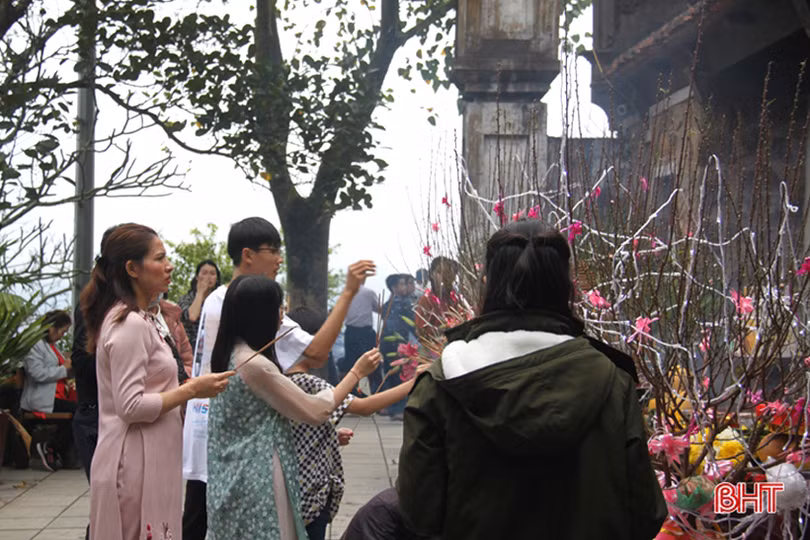 Chùa Hương - Hà Tĩnh tấp nập du khách ngày đầu năm mới