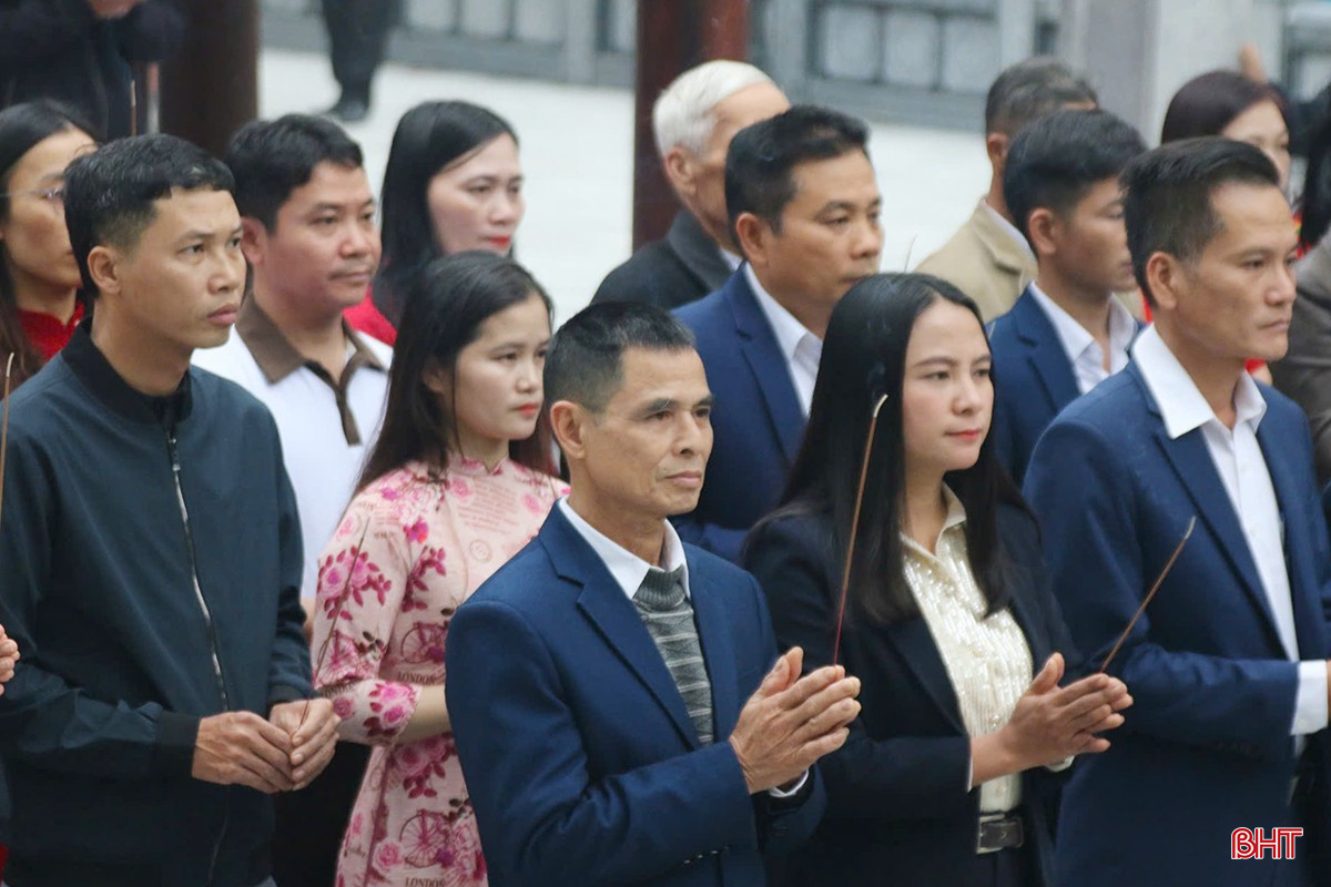 Ông Phạm Viết Trâm - Chủ tịch Hội Cựu chiến binh xã Sơn Hồng (huyện Hương Sơn) chia sẻ: "Được đến thăm và thắp hương tại tại khu mộ và khu lưu niệm Hải Thượng Lãn Ông, tôi vô cùng xúc động và tự hào. Với tôi, đây không chỉ là dịp để bày tỏ lòng thành kính trước công lao to lớn của Đại danh y mà còn là cơ hội để hậu thế chiêm nghiệm, học hỏi về đạo đức nghề y cao quý, về tinh thần nhân hậu, hết lòng vì người dân của cụ".