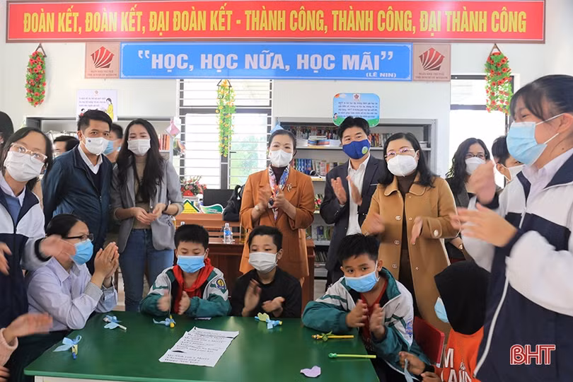 Phó Chủ tịch Ủy ban Trung ương MTTQ Việt Nam tham quan “Ngôi nhà trí tuệ” ở Thạch Hà