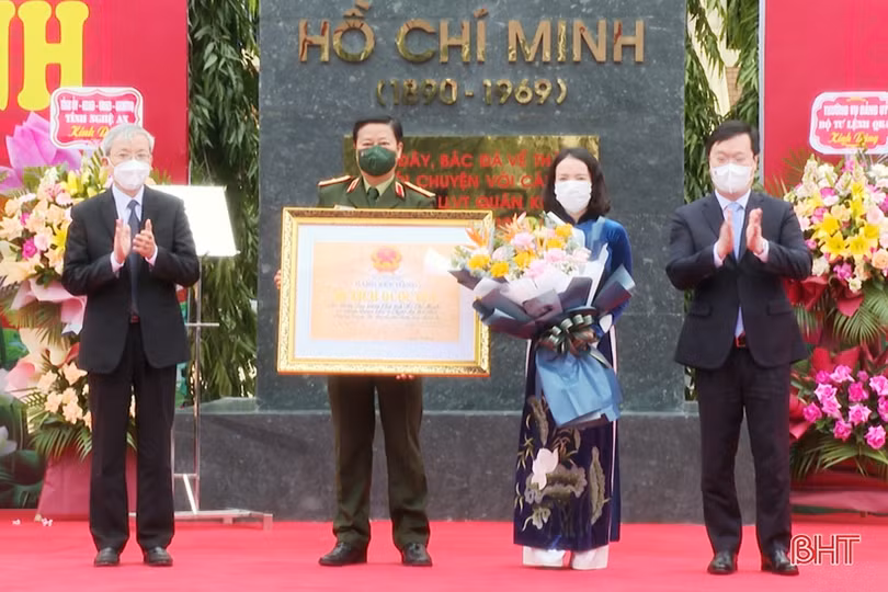 Chủ tịch UBND tỉnh Hà Tĩnh dự lễ khánh thành Tượng đài Bác Hồ với LLVT Quân khu 4
