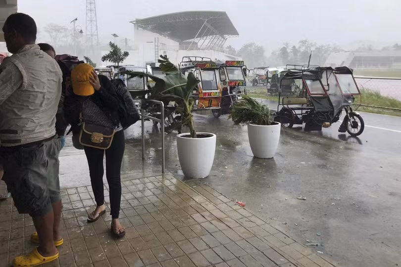 Bão Rai gây mưa lũ lớn ở Philippines, gần 100.000 người phải sơ tán