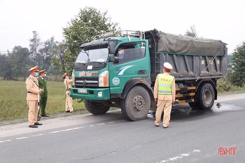 Can Lộc: Xử phạt nhiều phương tiện vận tải cơi nới thành thùng, quá tải