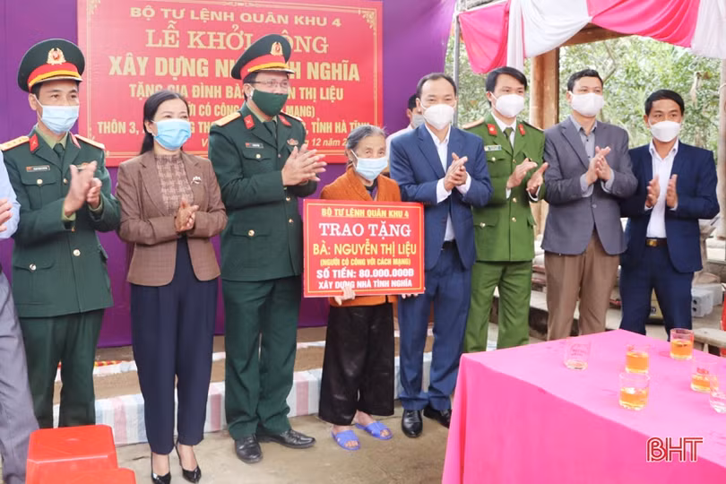 Bộ CHQS tỉnh tặng quà gia đình chính sách, hỗ trợ xây nhà ở Nghi Xuân, Vũ Quang