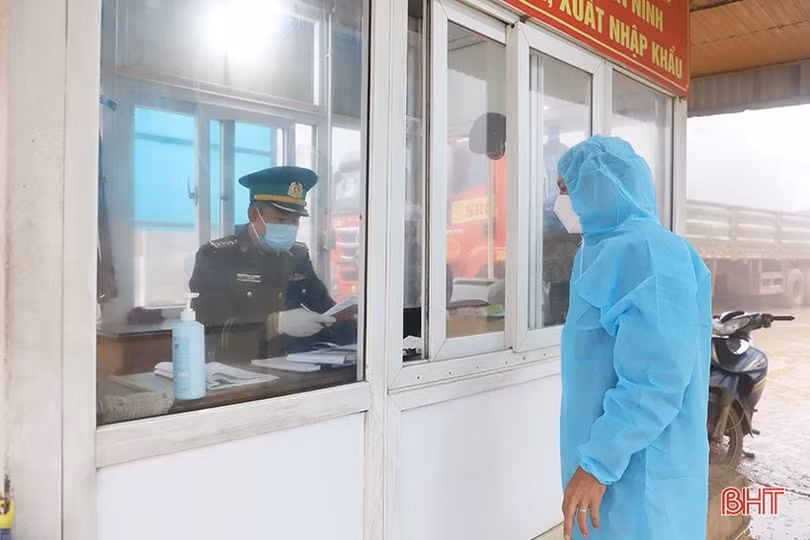Cầu Treo nhộn nhịp thông thương những ngày cuối năm