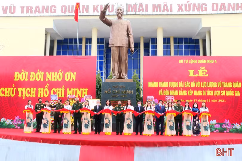 Chủ tịch UBND tỉnh Hà Tĩnh dự lễ khánh thành Tượng đài Bác Hồ với LLVT Quân khu 4