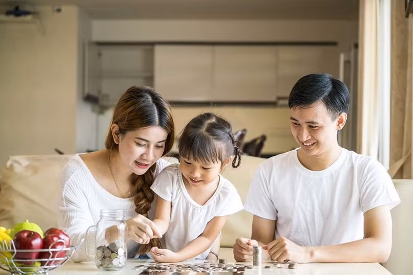 4 bài học về tiền bạc cha mẹ càng dạy con sớm càng tốt, giúp bé biết trân quý sức lao động