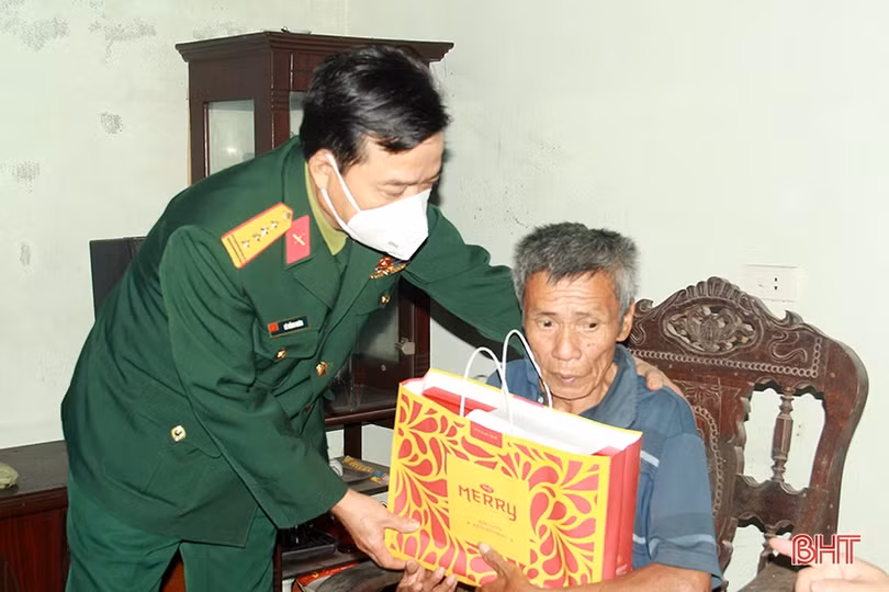 Bộ CHQS tỉnh tặng quà gia đình chính sách, hỗ trợ xây nhà ở Nghi Xuân, Vũ Quang
