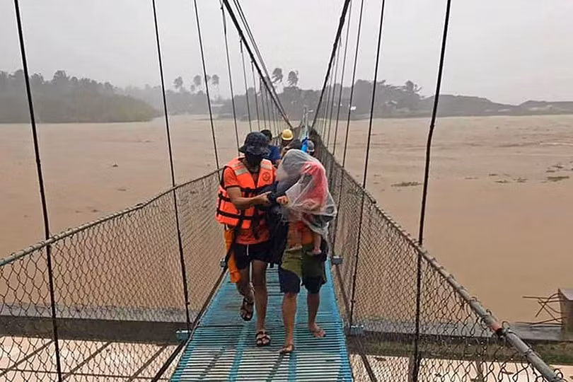 Bão Rai gây mưa lũ lớn ở Philippines, gần 100.000 người phải sơ tán