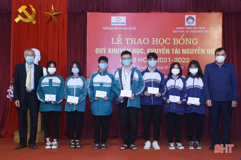 Quỹ Khuyến học - khuyến tài Nguyễn Du trao 349 suất học bổng cho học sinh, sinh viên