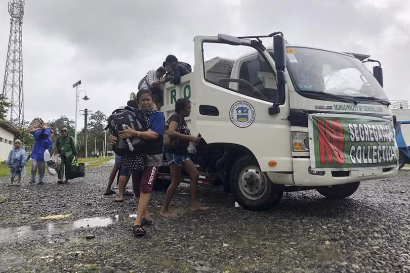 Bão Rai gây mưa lũ lớn ở Philippines, gần 100.000 người phải sơ tán