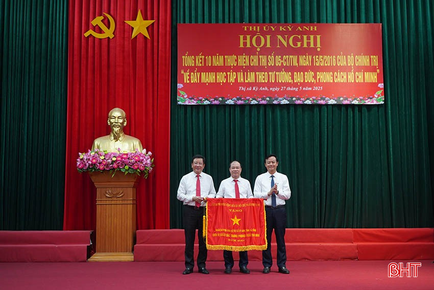 Trưởng ban Tuyên giáo và Dân vận Tỉnh ủy Hà Văn Hùng trao Cờ thi đua của Thủ tướng Chính phủ cho cán bộ và nhân dân TX Kỳ Anh vì đã hoàn thành xuất sắc, dẫn đầu phong trào thi đua yêu nước của tỉnh Hà Tĩnh năm 2024. bqbht_br_nhan-co-thi-dua.jpg