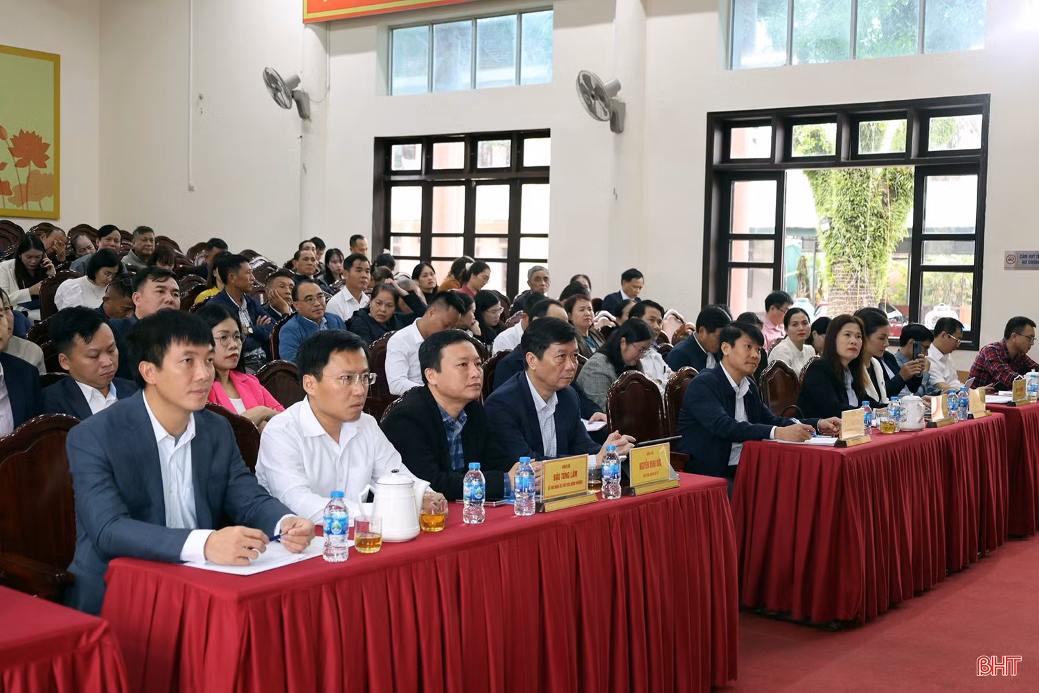 Đại biểu tham dự hội nghị tiếp xúc cử tri tại phường Hà Huy Tập.