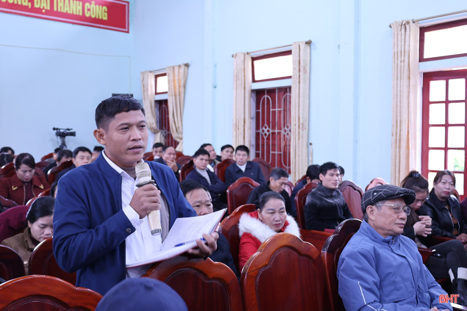 Cử tri Nguyễn Đình Hùng – Trưởng thôn Trung Thượng, xã Hương Đô đề nghị sớm đầu tư nâng cấp nhà văn hóa, đường giao thông và một số hồ, đập đã hư hỏng, xuống cấp nghiêm trọng, ảnh hưởng đến đời sống, sinh hoạt của Nhân dân.