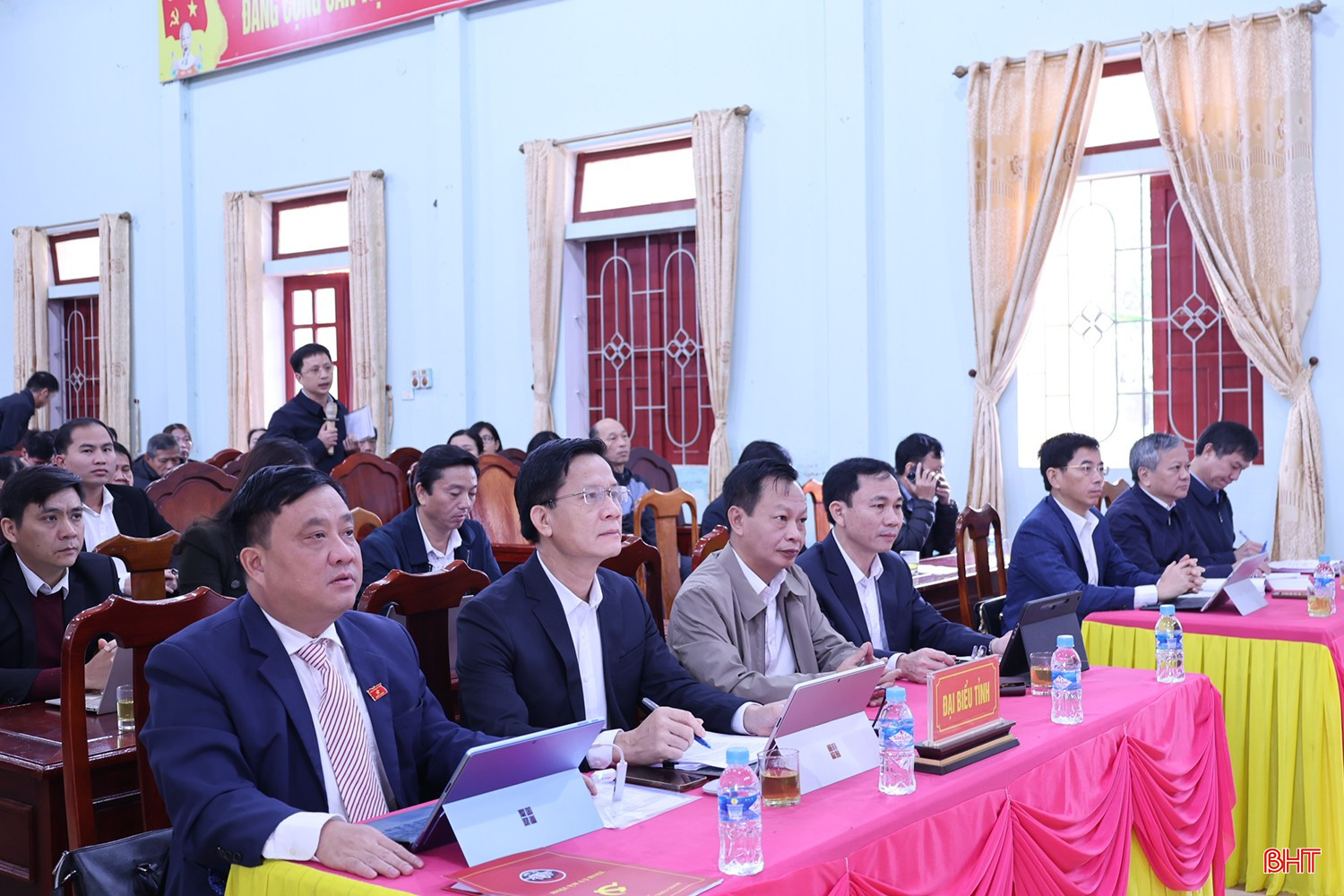 Đại biểu tham dự hội nghị tiếp xúc cử tri tại xã Hương Đô