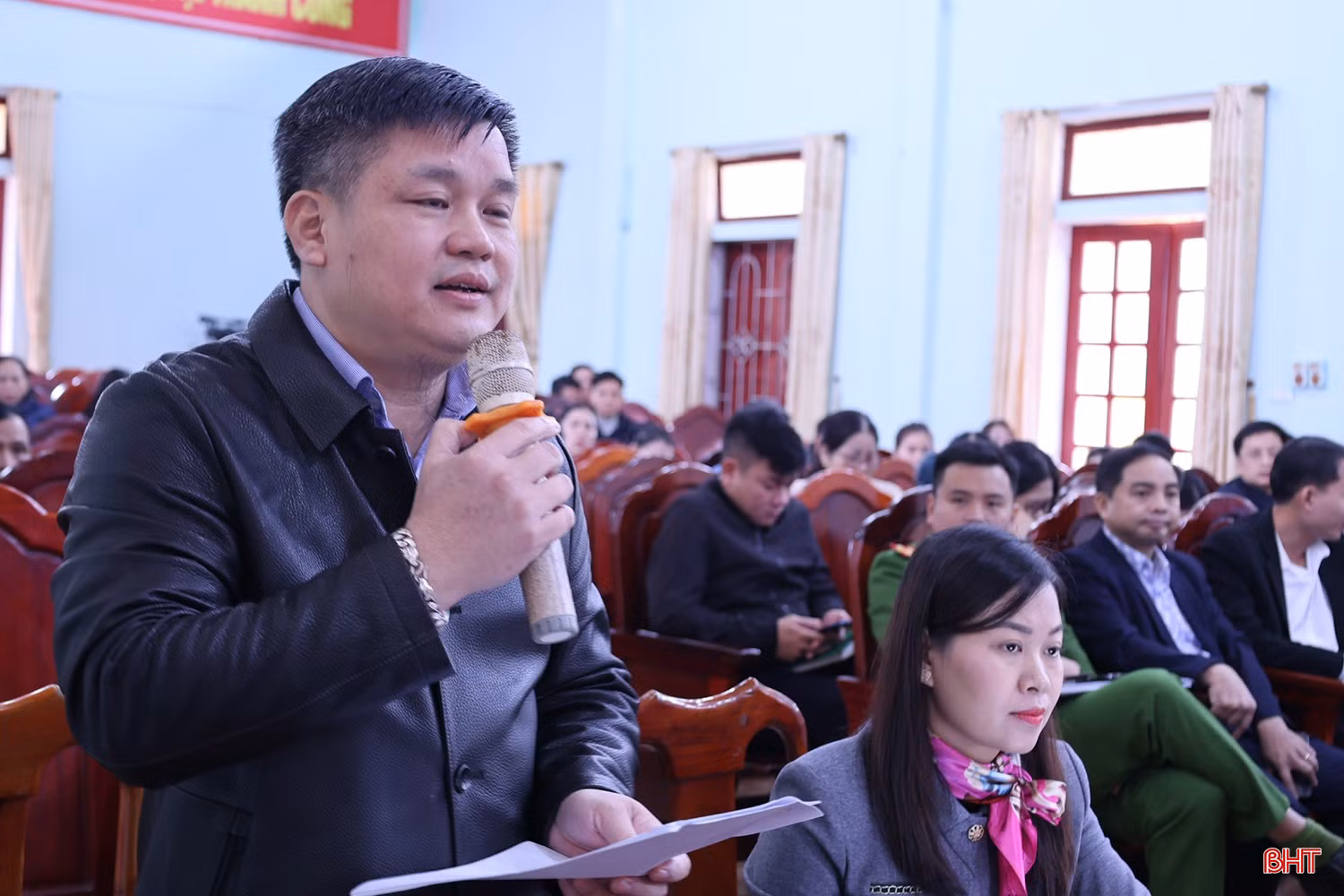 Cử tri Trần Quốc Bảo – Chủ tịch UBND xã Hương Khê đề nghị xem xét điều chỉnh tăng tỷ lệ % cho ngân sách xã để đầu tư cơ sở hạ tầng, thúc đẩy phát triển sản xuất, nâng cao đời sống văn hóa cho Nhân dân.