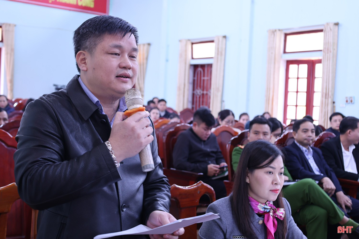 Cử tri Trần Quốc Bảo – Chủ tịch UBND xã Hương Khê đề nghị xem xét điều chỉnh tăng tỷ lệ % cho ngân sách xã để đầu tư cơ sở hạ tầng, thúc đẩy phát triển sản xuất, nâng cao đời sống văn hóa cho Nhân dân.