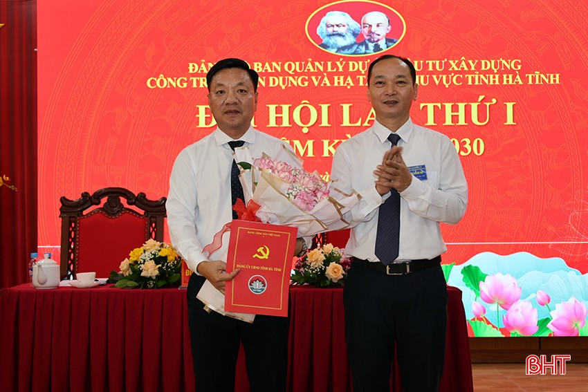 Đồng chí Nguyễn Thiều Quang, Phó Bí thư chuyên trách Đảng ủy UBND tỉnh trao quyết định chỉ định Bí thư Đảng ủy cho đồng chí Nguyễn Quang Linh – Giám đốc Ban Quản lý dự án. bqbht_br_dan-dung-7.jpg