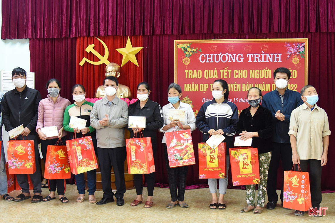 Chủ tịch UBND tỉnh tặng quà tết các gia đình chính sách ở Đức Thọ