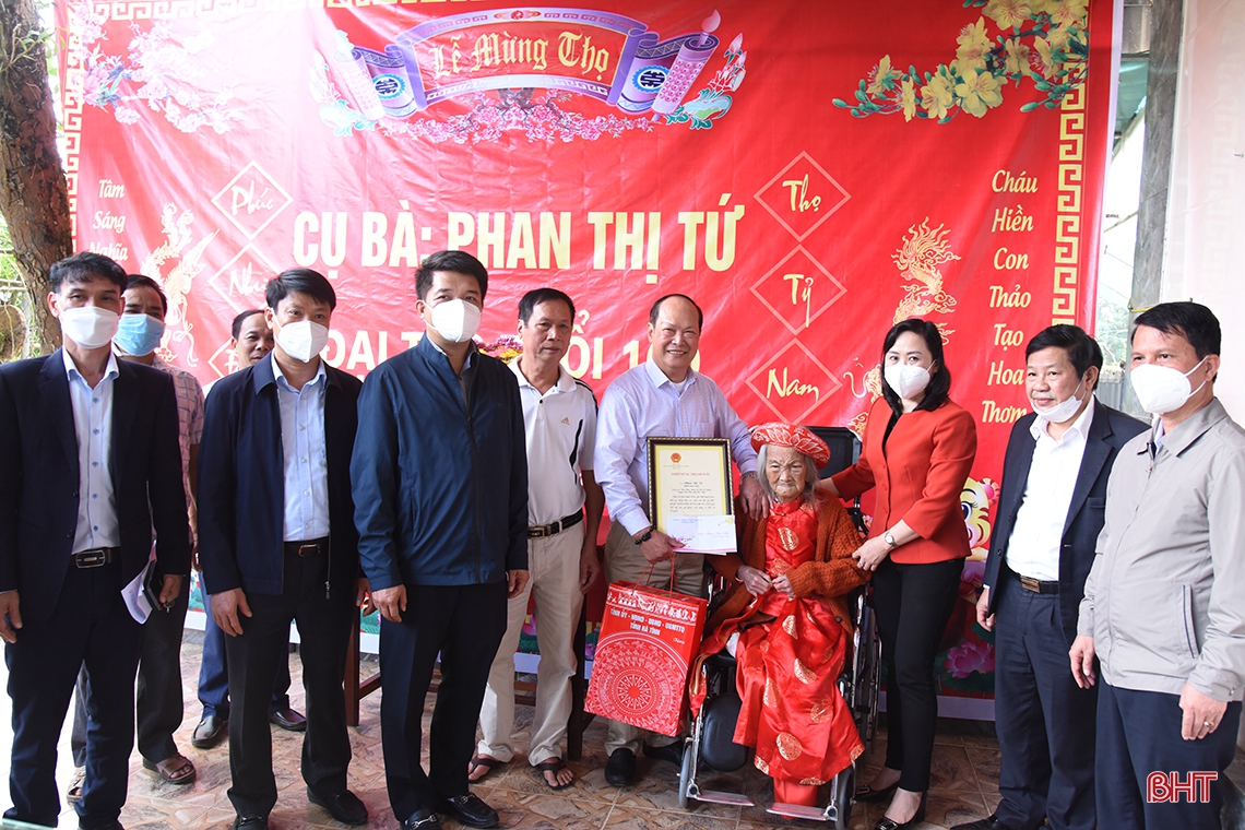 Chủ tịch UBND tỉnh tặng quà tết các gia đình chính sách ở Đức Thọ