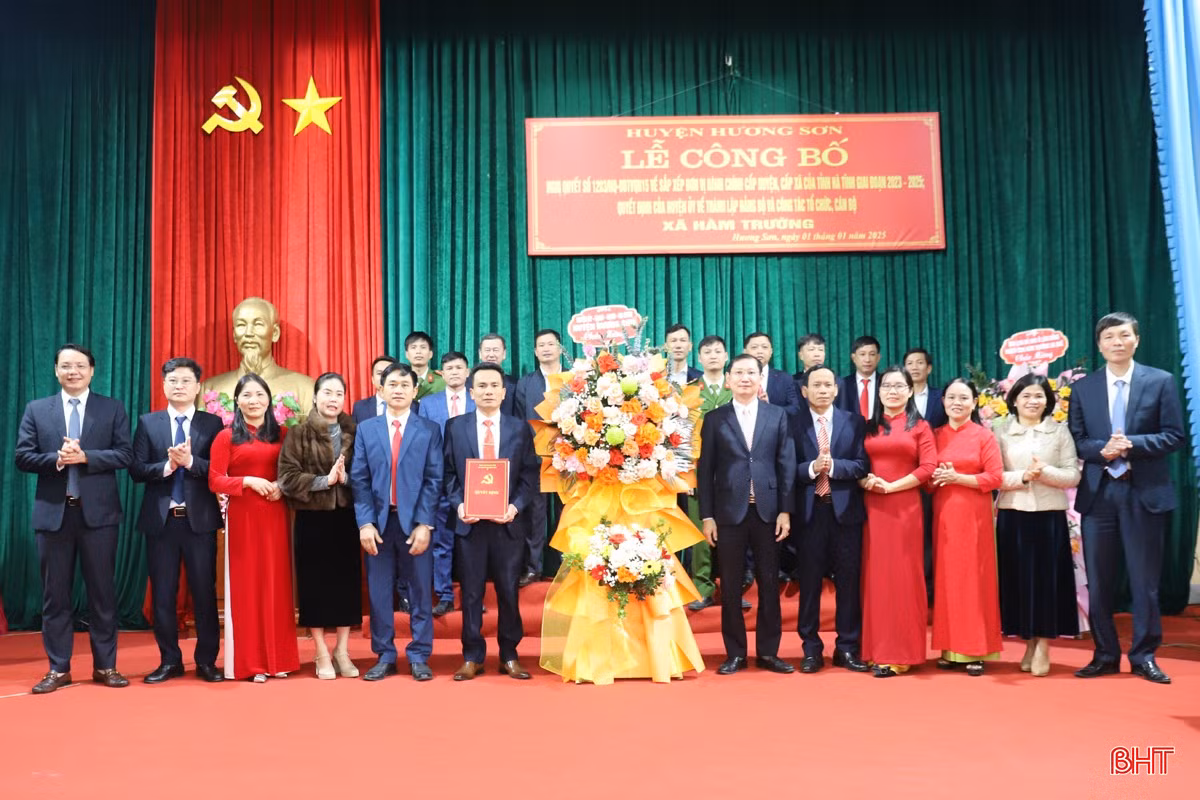 Lãnh đạo Ban Tổ chức Tỉnh uỷ, lãnh đạo huyện Hương Sơn tặng hoa chúc mừng BCH Đảng bộ xã Hàm Trường.