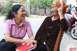 Nữ cán bộ giữ "3 vai" nơi làng biển