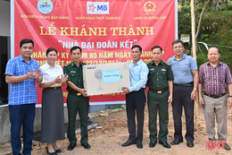 Bàn giao nhà "Đại đoàn kết" cho cựu chiến binh