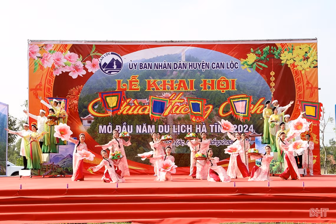 Khai hội chùa Hương Tích - mở đầu năm du lịch Hà Tĩnh 2024