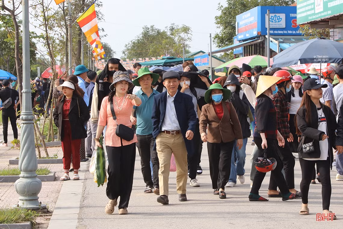 Khai hội chùa Hương Tích - mở đầu năm du lịch Hà Tĩnh 2024