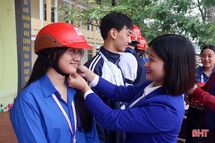 Dịp này, Ban tổ chức đã trao 20 mũ bảo hiểm cho học sinh khối 10. bqbht_br_13.jpg